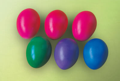 Erõsebb színekkel festett húsvéti tojás